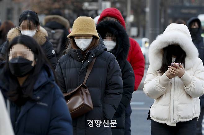 서울 종로구 광화문네거리에서 시민들이 한파를 피하기 위해 발걸음을 재촉하고 있다. 문재원 기자