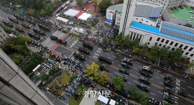 건군75주년 국군의 날 기념식이 26일 서울 중구 세종대로 일대에서 진행돼 군장병 및 장비들이 시가 행진을 하고 있다. 조태형 기자