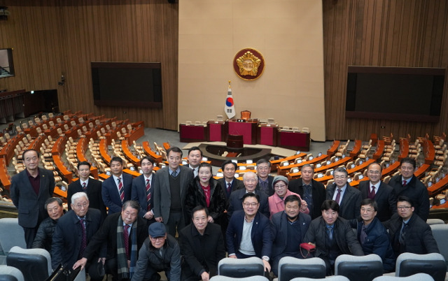 김성원(앞줄 오른쪽 다섯 번째) 국민의힘 의원이 지난 7일 본인 지역구인 경기도 동두천기독교연합회 소속 목회자들을 서울 여의도 국회로 초청해 국회의장석이 내려다보이는 본회의장 방청석에서 기념촬영을 하고 있다. 김성원 의원실 제공