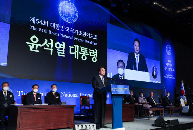 윤석열 대통령이 지난해 서울 강남구 그랜드 인터컨티넨탈 서울파르나스호텔에서 열린 제54회 국가조찬기도회에서 축사하는 모습.국민일보DB