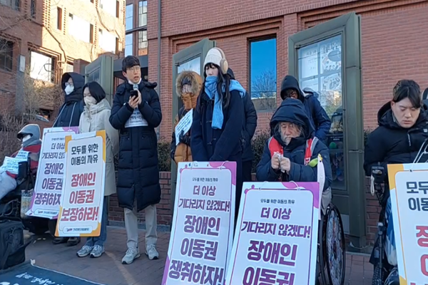 22일 혜화역 승강장 시위 자진 해산후 역 밖에서 발언을 이어가고 있다. 전장연 페이스북 캡처