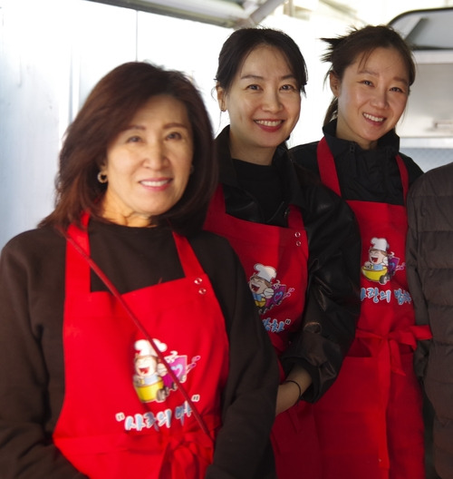 지난 10월 20일 김옥란 이사장(왼쪽)과 그의 딸인 배우 공효진 씨(오른쪽)가 서울 후암동에서 봉사를 마친 뒤 촬영한 사진. [사진 = 사랑의 밥차]