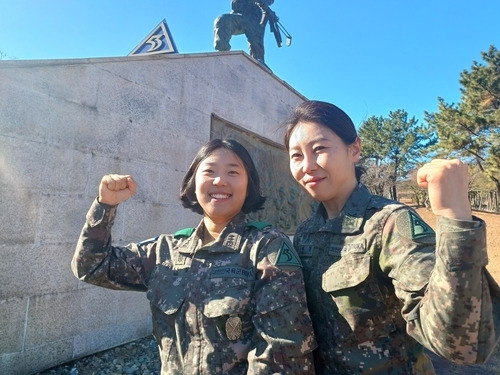 육군 제53보병사단 본부 근무대 소속 서은실 대위와 유해경 상사. [사진 출처 = 연합뉴스]