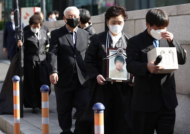 가습기살균제 참사 피해자 단체가 서울 종로구 SK 본사 앞에서 상여 행진을 하고 있다. [연합]