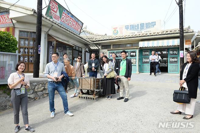 [울산=뉴시스] 배병수 기자 = 12일  오후 ‘2023 울산고래축제’가 열리고 있는 남구 장생포항에서 10개국 외신기자들이 고래문화마을 둘러보고 있다. 2023.05.12. bbs@newsis.com