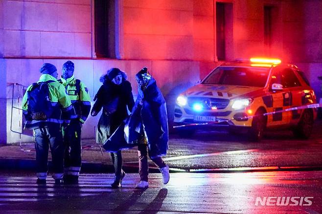 [프라하=AP/뉴시스] 21일(현지시간) 체코 프라하 카렐대학교 철학과 건물 인근에서 시민들이 온열 담요를 두른 채 이동하고 있다. 체코 경찰에 따르면 이 학교에서 대규모 총격이 발생해 15명이 숨지고 24명이 다쳤다. 2023.12.22.