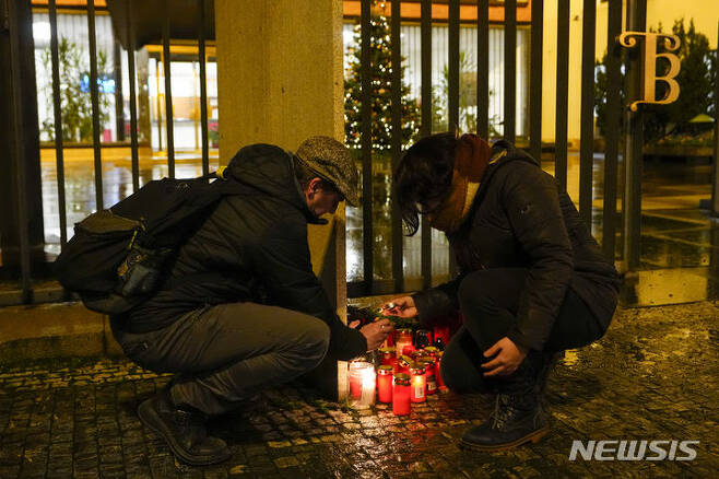 [프라하=AP/뉴시스] 21일(현지시간) 체코 프라하 카렐대학교 철학과 건물 인근에서 시민들이 총격 희생자를 애도하는 촛불을 켜고 있다. 체코 경찰에 따르면 이 학교에서 대규모 총격이 발생해 15명이 숨지고 24명이 다쳤다. 2023.12.22.