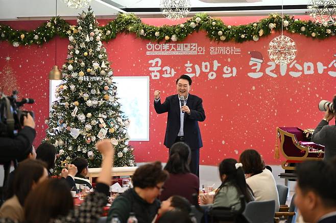 [서울=뉴시스] 윤석열 대통령이 22일 서울 용산 대통령실 청사에서 열린 순직 군인·경찰·소방관 유가족 초청 '히어로즈 패밀리와 함께하는 꿈과 희망의 크리스마스' 행사에서 마무리 발언을 하고 있다. (사진=대통령실 제공) 2023.12.22. photo@newsis.com *재판매 및 DB 금지