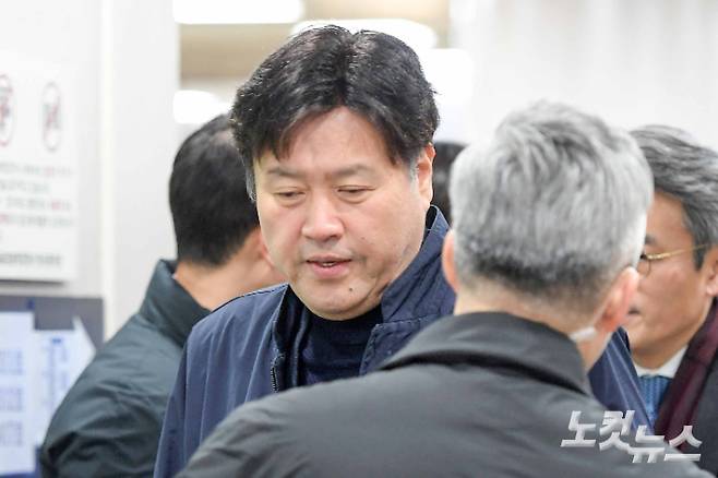 대장동 민간 개발업자로부터 불법 선거자금과 뇌물 등을 받은 혐의로 재판에 넘겨진 김용 전 민주연구원 부원장이 지난달 30일 서울 서초구 서울중앙지방법원에서 열린 1심 선고 공판에 출석하며 지인들과 포옹하고 있다. 박종민 기자