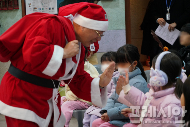 ▲ 하윤수 교육감이 21일 오후 애아원을 방문해 아이들에게 선물꾸러미를 전달하고 있다. ⓒ부산교육청