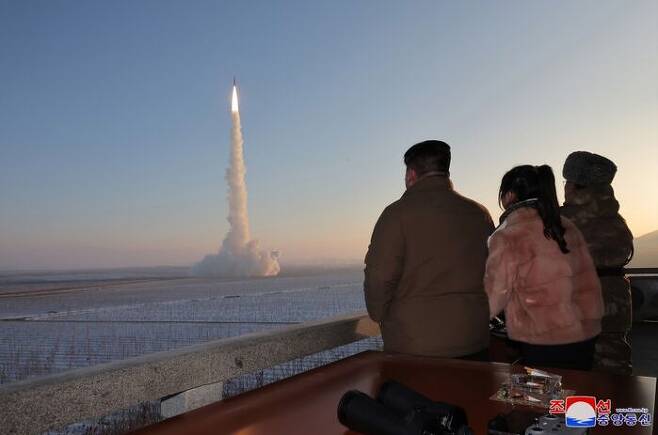 김정은이 지난 18일 고체연료 ICBM ‘화성-18형’ 발사를 참관했다.