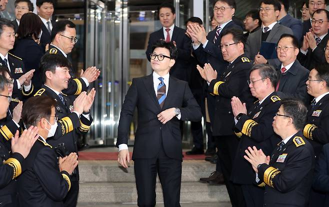 한동훈 법무부 장관이 21일 오후 경기도 과천시 정부과천청사에서 열린 이임식을 마치고 직원들 박수를 받으며 법무부 청사를 나서고 있다. 과천=뉴스1