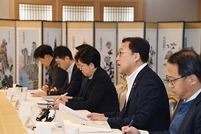 김병환 기획재정부 차관이 22일 정부서울청사에서 열린 '제35차 비상경제차관회의 겸 제6차 물가관계차관회의'를 주재하고 있다.    기획재정부 제공.