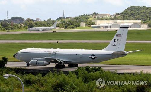 일본 오키나와 기지에 착륙하고 있는 미 공군 핵탐지정찰기 ‘WC-135W’. 연합뉴스