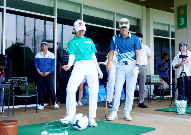 21일 황유민(왼쪽)이 신태용 감독의 지도 아래 축구공을 차고 있다. 사진 제공= 시몬느 아시아퍼시픽컵 대회 조직위