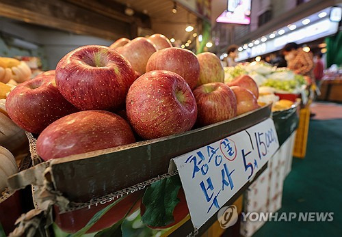 지난달 5일 서울 시내의 한 전통시장 과일 가게에서 사과를 팔고 있다. 연합뉴스