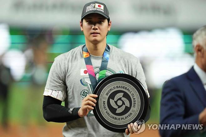 WBC MVP로 선정된 日 오타니 쇼헤이 (마이애미 AFP·게티이미지=연합뉴스) 일본 야구 대표팀의 오타니 쇼헤이(로스앤젤레스 에인절스)가 21일(현지시간) 미국 플로리다주 마이애미 론디포 파크에서 열린 2023 월드베이스볼클래식(WBC)에서 미국을 꺾고 우승한 뒤 최우수선수(MVP) 트로피를 들고 있다. 이날 일본은 3-2로 미국에 승리를 거둬 2009년 대회 이후 14년 만에 세 번째 우승을 차지했다. 2023.03.22 ddy04002@yna.co.kr