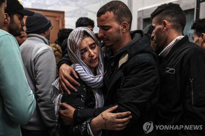 폭격으로 숨진 팔레스타인인의 친지들이 슬퍼하고 있다. [AFP=연합뉴스]