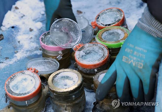 동파된 수도 계량기들 (서울=연합뉴스) 김성민 기자 = 한파가 닥친 21일 오전 서울 종로구 중부수도관리소에 동파된 계량기들이 놓여 있다. 
    중앙재난안전대책본부는 대설과 한파로 전국에서 계량기 동파 73건 등의 시설 피해가 발생했다고 밝혔다. 2023.12.21 ksm7976@yna.co.kr