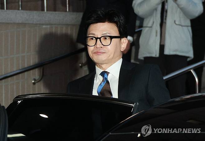 차량에 오르는 한동훈 장관 (과천=연합뉴스) 한종찬 기자 = 한동훈 법무부 장관이 21일 오후 과천 법무부 청사에서 이임식을 마치고 청사를 떠나고 있다. 2023.12.21 saba@yna.co.kr