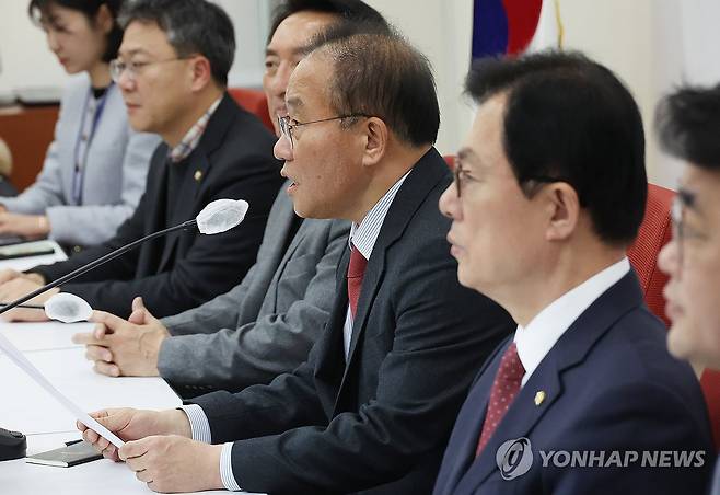 "비대위원장에 한동훈 추천" (서울=연합뉴스) 신준희 기자 = 국민의힘 윤재옥 원내대표 겸 대표 권한대행이 21일 국회에서 긴급 기자간담회를 열고 비대위원장에 한동훈 법무장관을 추천한다고 밝히고 있다. 2023.12.21 hama@yna.co.kr