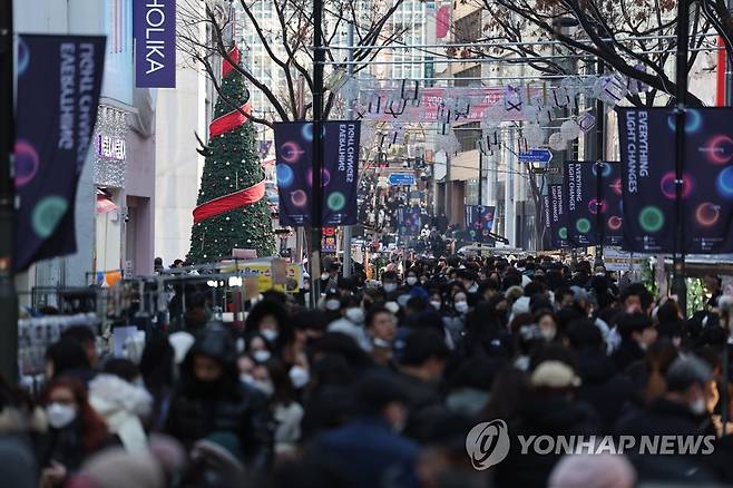 작년 성탄절 인파로 붐비는 서울 중구 명동 거리 [연합뉴스 자료사진]