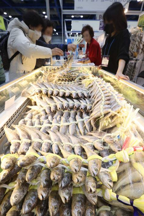 13일 오전 서울 강남구 코엑스에서 열린 ‘설맞이 명절 선물전’에서 참관객들이 굴비를 고르고 있다.(사진=연합뉴스)