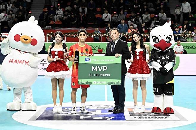 사진 신한 SOL페이 23-24 핸드볼 H리그 남자부 1라운드 MVP 상무피닉스 이요셉(왼쪽)에게 시상하는 오자왕 사무총장