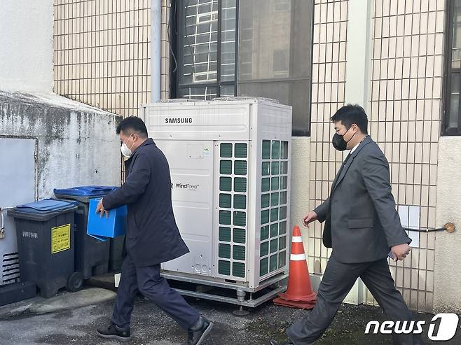 11월10일 검찰이 구속 기소된 검경 브로커와 관련된 인사 청탁·수사 기밀 유출 등과 관련 광주 북부경찰서를 압수수색하고 있다.  2023.11.10/뉴스1 ⓒ News1 박지현 수습기자