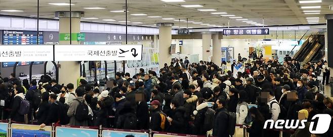 폭설로 인한 이틀 간의 결항 여파로 23일 오전 제주국제공항 출발 대합실이 여행객들로 북적이고 있다.2023.12.23/뉴스1 ⓒ News1 고동명 기자