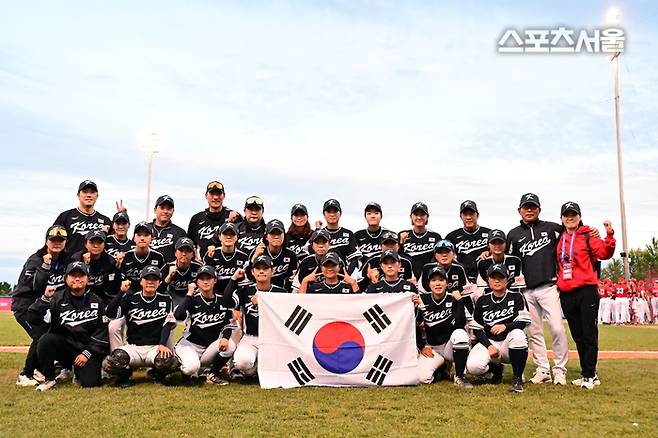 대한민국 여자야구 대표팀이 대회를 모두 마친 뒤 단체사진을 촬영하고 있다. 선더베이(캐나다) | 황혜정기자. et16@sportsseoul.com