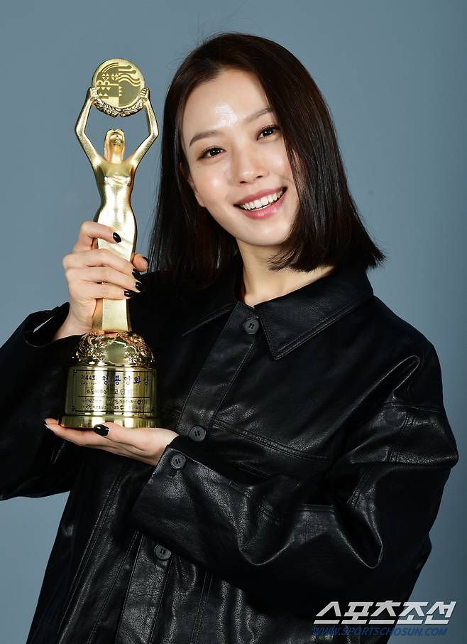 배우 고민시가 본지와 인터뷰에 앞서 포즈를 취했다. 고민시는 제44회 청룡영화상 신인여우상을 수상했다. 목동=송정헌 기자songs@sportschosun.com/2023.12.05/