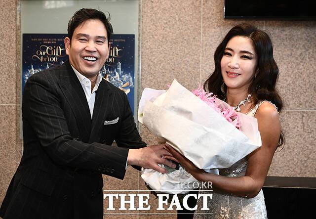'한지희 플루트 독주회'가 23일 오후 서울 서초구 예술의전당에서 열린 가운데 정용진 신세계 부회장(왼쪽)이 아내 한지희 씨에게 꽃다발을 전해주고 있다. /박헌우 기자