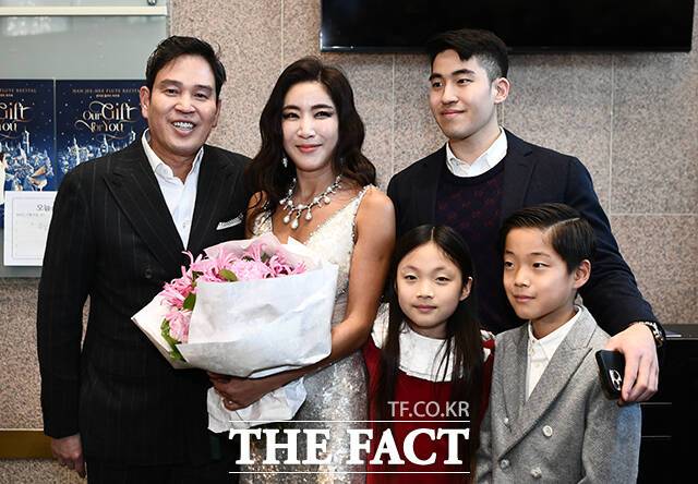'한지희 플루트 독주회'가 23일 오후 서울 서초구 예술의전당에서 열린 가운데 정용진 신세계 부회장 가족들이 기념촬영을 하고 있다. /박헌우 기자
