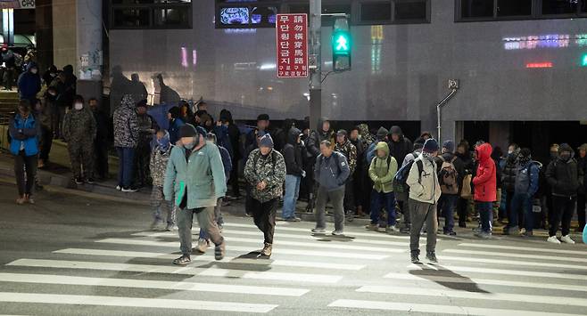 영하 10도의 강추위를 보인 18일 오전 5시 30분께 남구로역 3번 출구 맞은편 인도에 건설 현장 일감을 구하려는 일용직 근로자들이 가득 몰려 있다./박상훈 기자