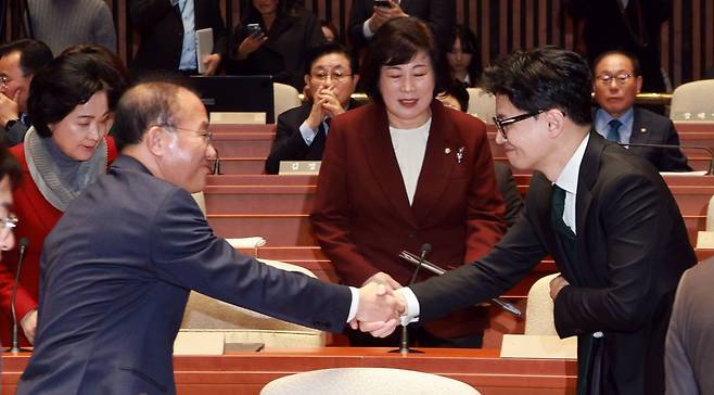 국민의힘 비상대책위원장으로 지명된 한동훈(오른쪽) 전 법무부 장관과 윤재옥 당대표 권한대행 겸 원내대표가 지난 6일 국회 예결위회의장에서 열린 정책의원총회에서 악수하고 있다. /연합뉴스