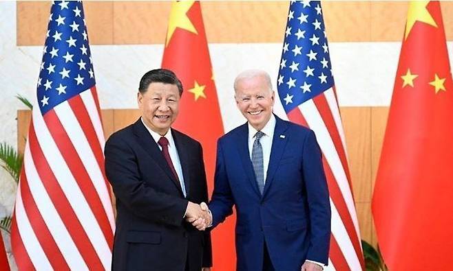 조 바이든 미국 대통령(오른쪽)이 지난해 11월14일(현지시간) 인도네시아 발리에서 미·중 정상회담을 갖기에 앞서고 시진핑 중국 국가주석과 악수하고 있다. ⓒ UPI/연합뉴스