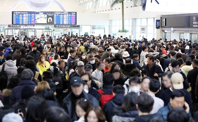 폭설로 제주국제공항 활주로가 폐쇄된 데 이어 결항편이 속출하고 있는 22일 오후 제주공항 국내선 출발장이 결항편 승객들로 발 디딜 틈 없이 붐비고 있다./사진=뉴스1