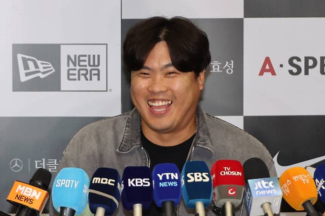 <yonhap photo-5319="">미국프로야구 메이저리그(MLB)에서 2023시즌을 마친 류현진이 18일 오후 인천국제공항을 통해 귀국해 취재진과 인터뷰를 하던 중 활짝 웃고 있다. 사진=연합뉴스</yonhap>