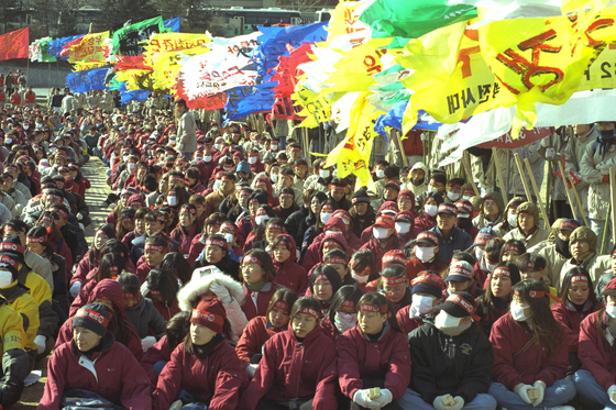 1999년 1월 28일 LG반도체 청주·구미·서울공장의 근로자들이 서울 여의도 둔치에서 현대전자와의 통합에 반대하는 집회를 갖고 있다. [중앙포토]