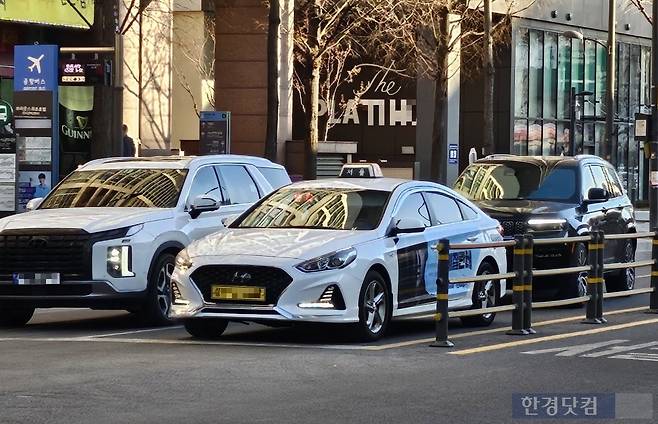 신호 대기 중인 택시의 모습. /사진=김영리 한경닷컴 기자
