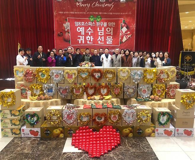 부산 온종합병원과 한국호스피스병원협회는 함께 성탄절 선물 나눔을 진행한 가운데 관계자들이 기념촬영을 하고 있다. [사진=온종합병원]