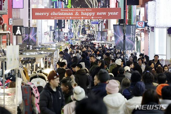 [서울=뉴시스] 최동준 기자 = 13일 서울 명동거리가 연말을 맞아 시민들과 외국인 관광객들로 북적이고 있다. 2023.12.13. photocdj@newsis.com