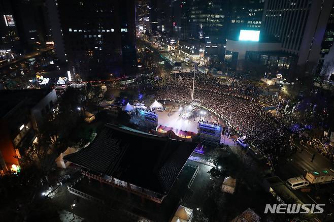 [서울=뉴시스] 백동현 기자 = 지난해 마지막 날인 12월 31일 오후 서울 종로구 보신각 앞이 제야의 종 타종행사를 보기 위해 모인 시민들로 가득한 모습이다. 2022.12.31. livertrent@newsis.com