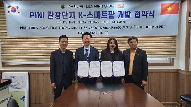 베트남과 K-스마트팜 수출 업무협약을 맺은 우듬지팜. 우듬지팜 제공