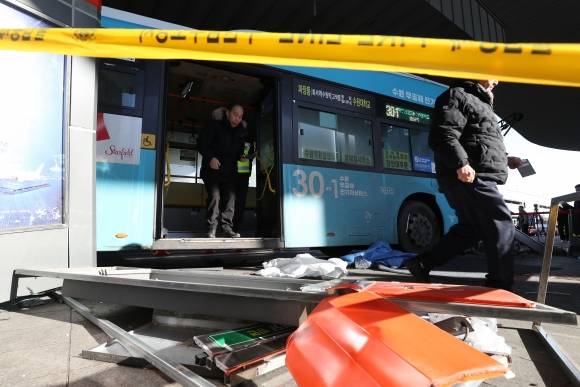 22일 오후 경기 수원시 권선구 수원역환승센터에서 시내버스가 시민 다수를 치는 사고가 발생했다. 이 사고로 1명이 숨지고, 11명이 중상을 입어 병원으로 옮겨졌다. 사진은 사고 현장의 모습. 2023.12.22 뉴스1