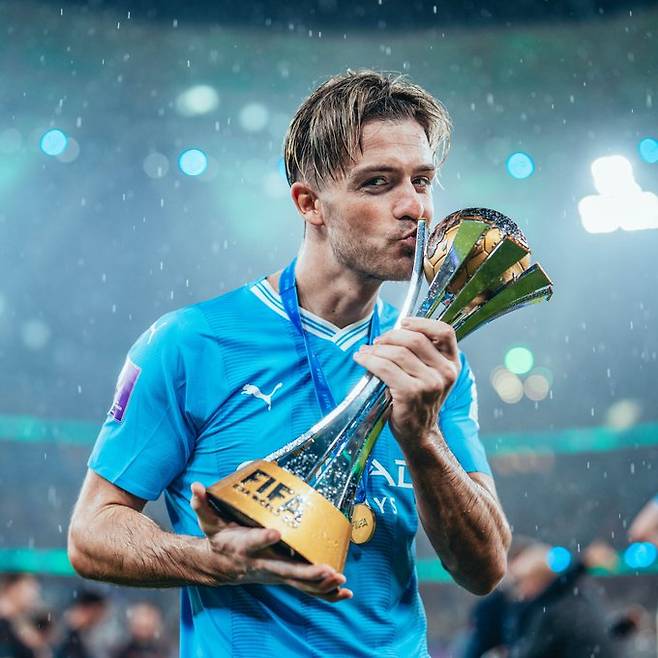 트로피에 입 맞추는 잭 그릴리쉬. /사진=맨체스터 시티 공식 SNS