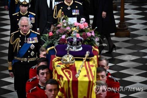 웨스트민스터 사원 밖으로 이동하는 여왕의 관 (런던 로이터=연합뉴스) 엘리자베스 2세 영국 여왕의 장례식이 열린 지난해 9월 19일(현지시간) 찰스 3세 영국 국왕(왼쪽)과 앤 공주가 모후 엘리자베스 2세의 시신이 담긴 관을 따라 장례식이 거행된 웨스트민스터 사원을 나서고 있다. 2022.9.19
