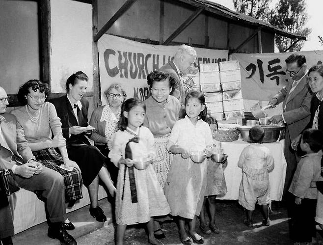 기독교 세계봉사회가 한국에서 구호활동 하는 모습. 1952년 [행정자치부 제공]