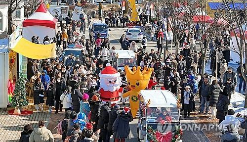 2023 임실산타축제 산타 퍼레이드   (서울=연합뉴스) 전라북도 임실군 성수면 임실치즈테마파크에서 열린 2023 임실산타축제에서 관광객들이 산타퍼레이드를 지켜보고 있다. 2023.12.23 [임실군청 제공. 재판매 및 DB 금지]
    photo@yna.co.kr